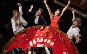 Antarmuka aplikasi mpo1221 menampilkan permainan live casino dan menu sportsbook